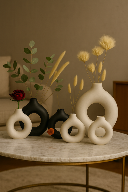 Vase Nordique Rond Creux en Céramique – Design Donut Moderne
